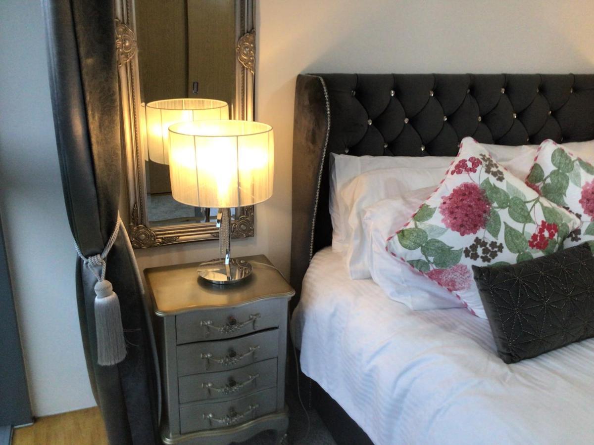 Luxurious River View Apartment With Terrace Worcester Bagian luar foto