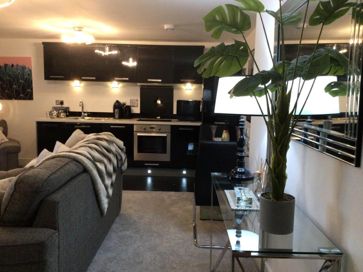 Luxurious River View Apartment With Terrace Worcester Bagian luar foto