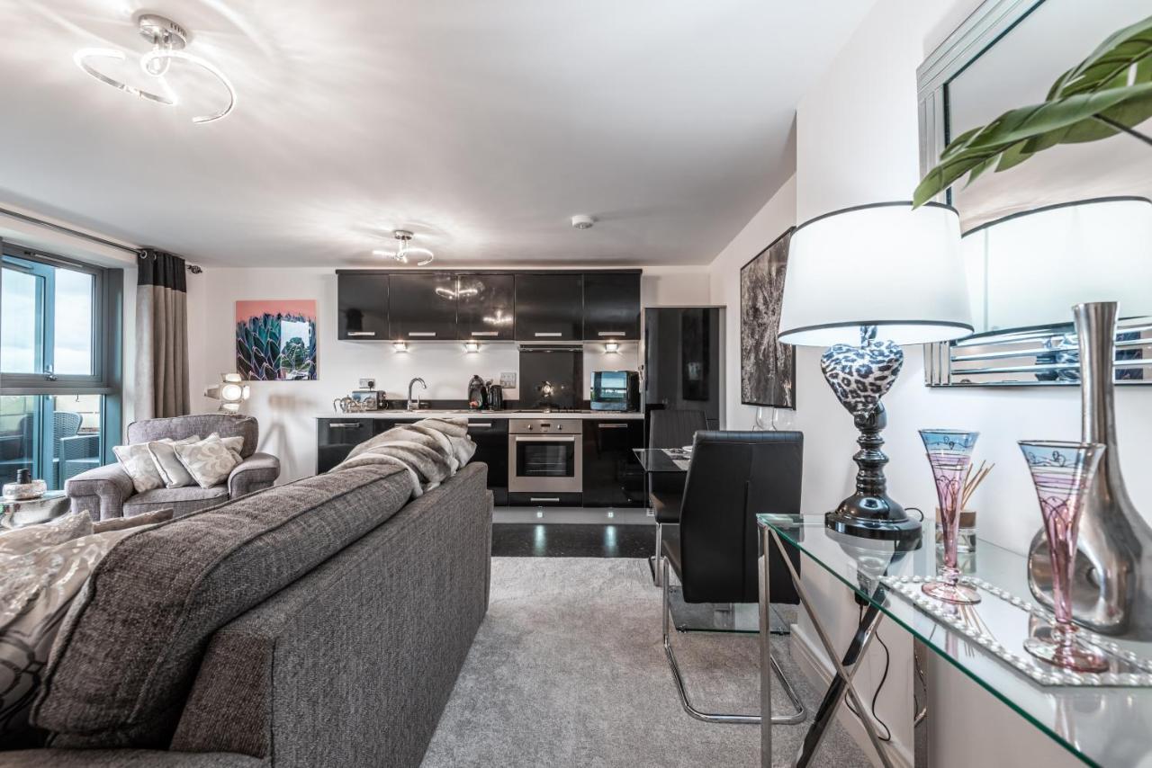 Luxurious River View Apartment With Terrace Worcester Bagian luar foto
